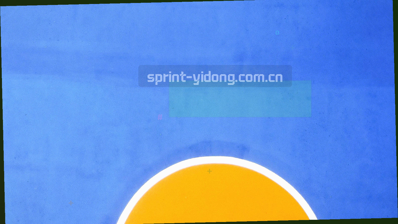 高原城市远景中的体育场馆轮廓，黄昏转夜的渐变天空